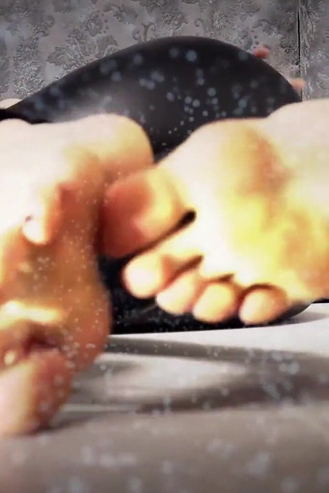 Deny your orgasm again and again over my oiled feet ! Mesmerizing mindfuck!