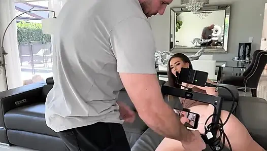 Hiç yemek teslim eden kızla sikişmeyi hayal ettin mi? Bazen çok ateşli olduklarını söylüyorum, hep birini sikmek istemişimdir