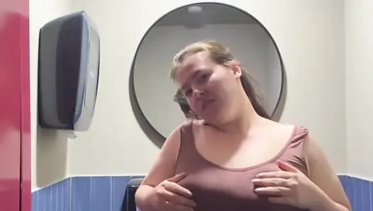 Harika götlü beyaz kız umumi banyoda mastürbasyon yapıyor