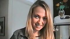Secretamente filmada Zdenka, uma garota tímida e submissa que gosta de ser masturbada e lambida