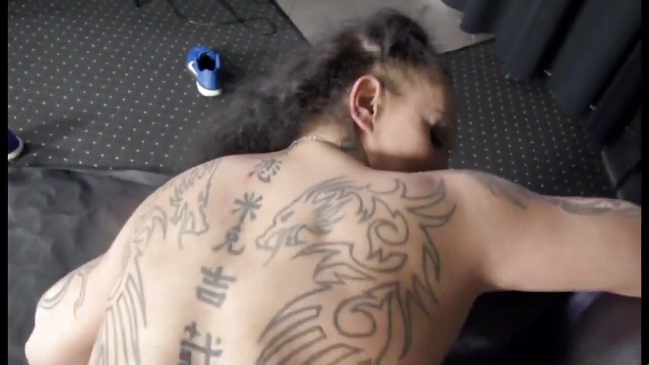 Tatuerad milf på stor kuk sperma i munnen