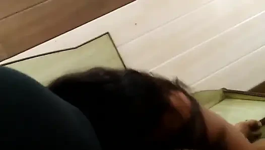 Istri pertama kali nyepong kontol sampai dicrot di mulut