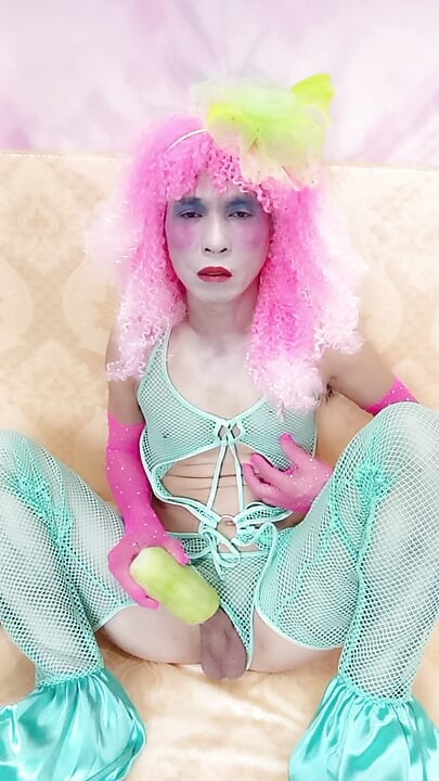 Transgender Oanh Le v sexy oblečení prožívá příliš velké potěšení