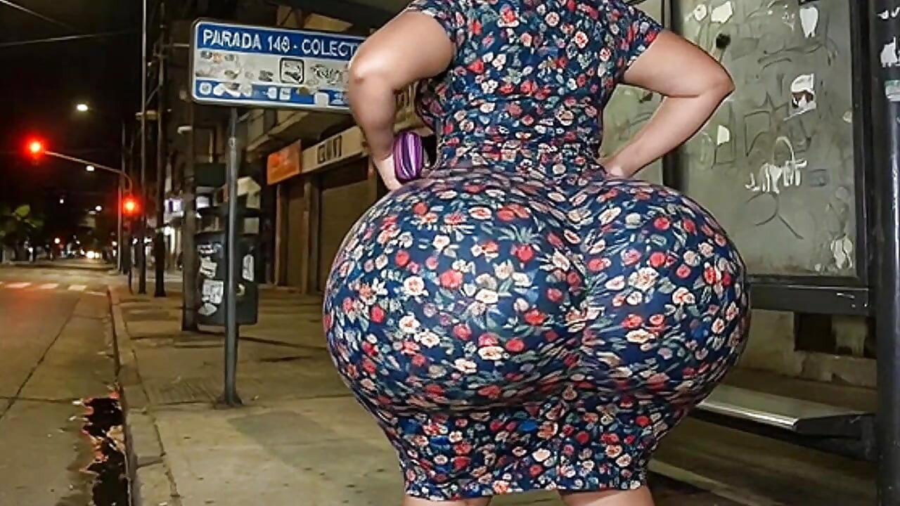 Big Ass Dojrzała macocha czeka na autobus w kwiecistej sukience