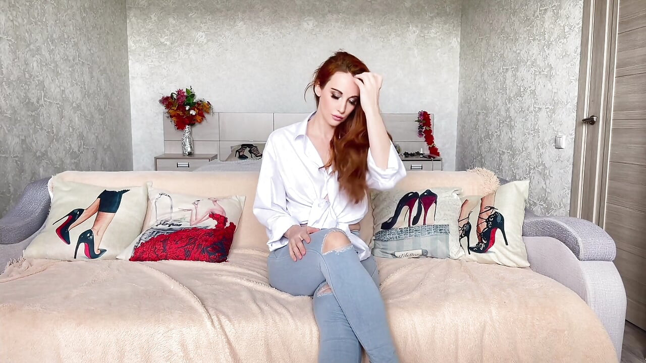 Dewi mecahin lubang jeans untuk pemujaan memeknya - ngentot memeknya pakai dildo dengan sepatu hak tinggi