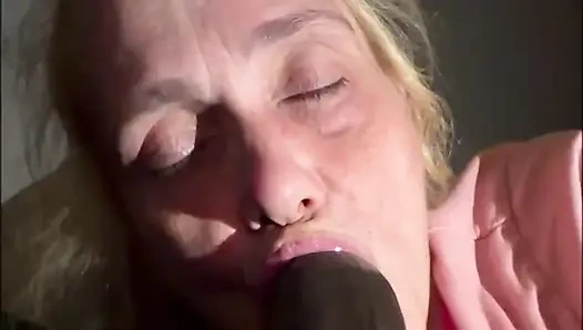 Headrietta: büyük zenci yarağının ruhunu emiyor