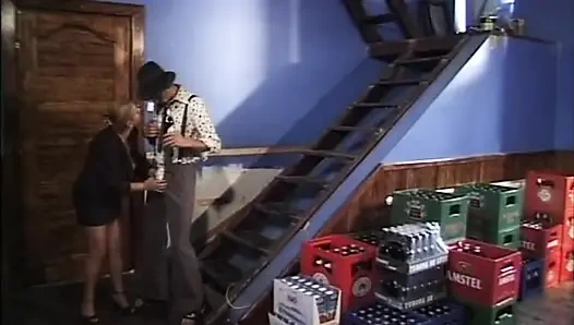 Memek berbulu cewek semok ini dientot habis-habisan sampai dicrot di mulut di belakang pub