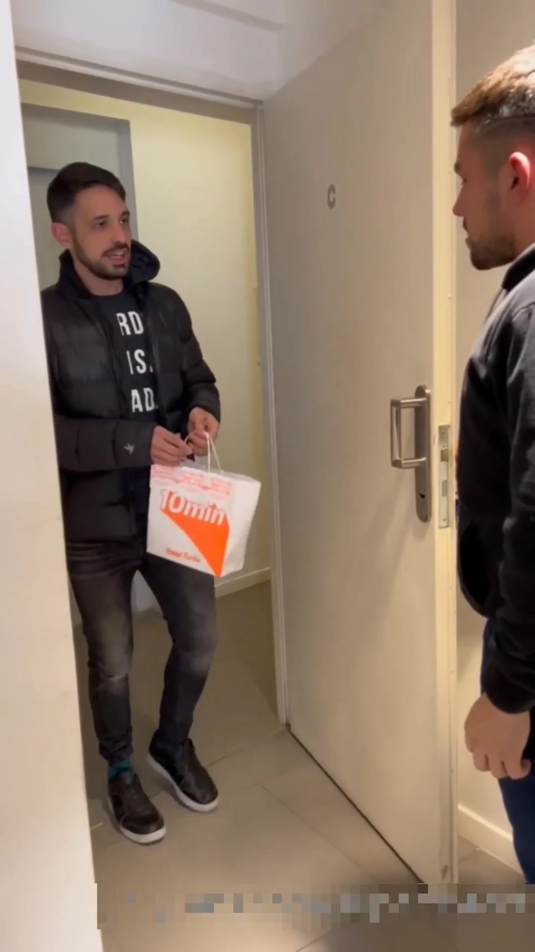 Bana süt ver! İki heteroseksüel arkadaş yemek siparişi verdi ve bana penisleri ve sütleriyle ödeme yaptı