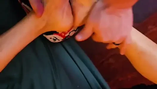 Melove bacaklarına masaj yapıyor