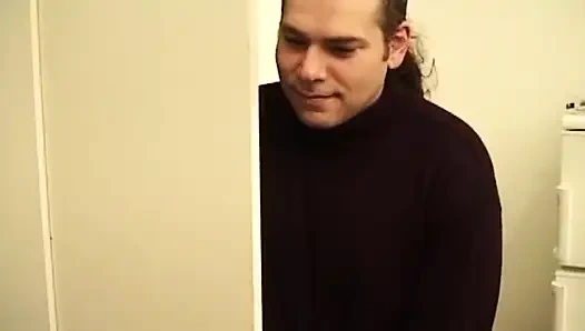 Доктор трахает пальцами и заполняет текущую киску зрелой брюнетки