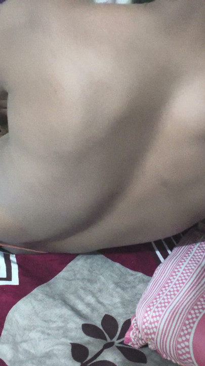 Romantik bir öpücükle ısındı ve sonra yaladı. Seksi Hintli Kızın Ateşli Videosu | Bölüm 2