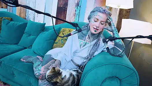 E - empati hakkında konuşuyorum - asmr podcast sfw konuşuyor gotik sıska kız dreadlocks dövmeli model dövmeli kız