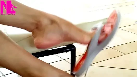 Menjuntai dengan sandal jepit plastik di kolam renang