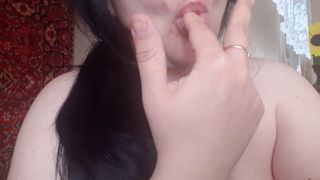 Sexy Mädchen lutscht Finger und stellt sich einen riesigen Schwanz im Mund vor