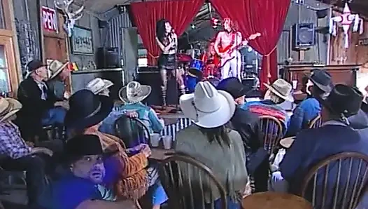 Sabbernde halsfick-schlampe bekommt die muschi in der bandorgie gefingert