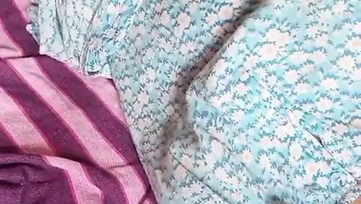 Шри-ланкийская актриса Энн в ванной играет со своей киской и большими натуральными сиськами ночью