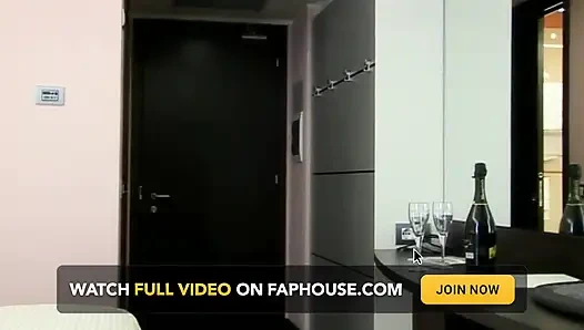 Olgun sarışın açık havada cennette zonklayan yarağı yutuyor