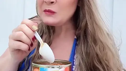 Красная, белая и полная фуди сожалеет