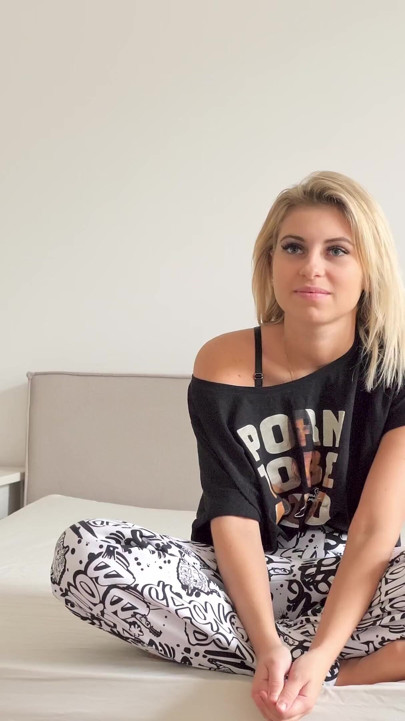 Casting petite 18 anos tcheca amadora Lilly Bella em calças de ioga