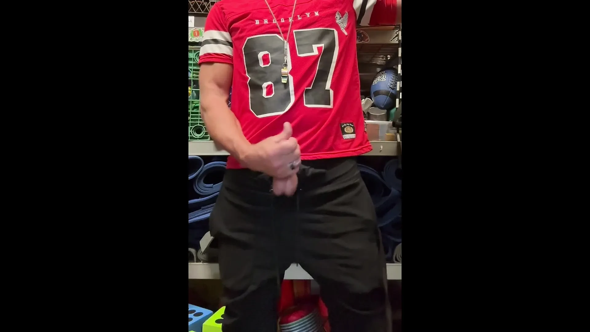 JockDad87 atira uma carga de porra em sua camisa # 87