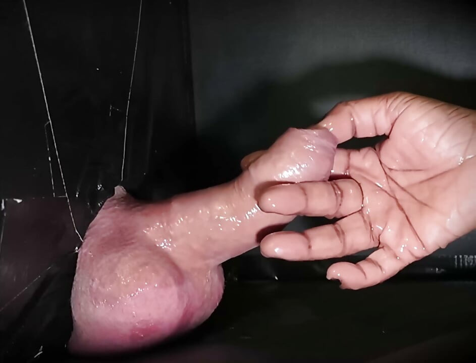 Gloryhole ruční práce s velkými koulemi po dvou týdnech abstinence a naolejovaným bílým penisem