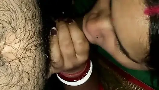 Hintli evli kadın emiyor ve ağzına boşalıyor