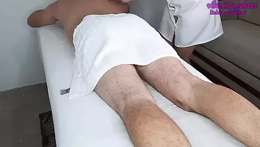 Une masseuse reçoit un creampie de son client - réel
