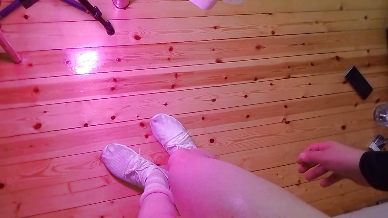 Razigrana sissy skriva usne iza šalice za čaj