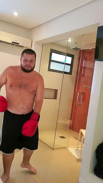(POV) Karhun nyrkkeilijä hallitsee sinua