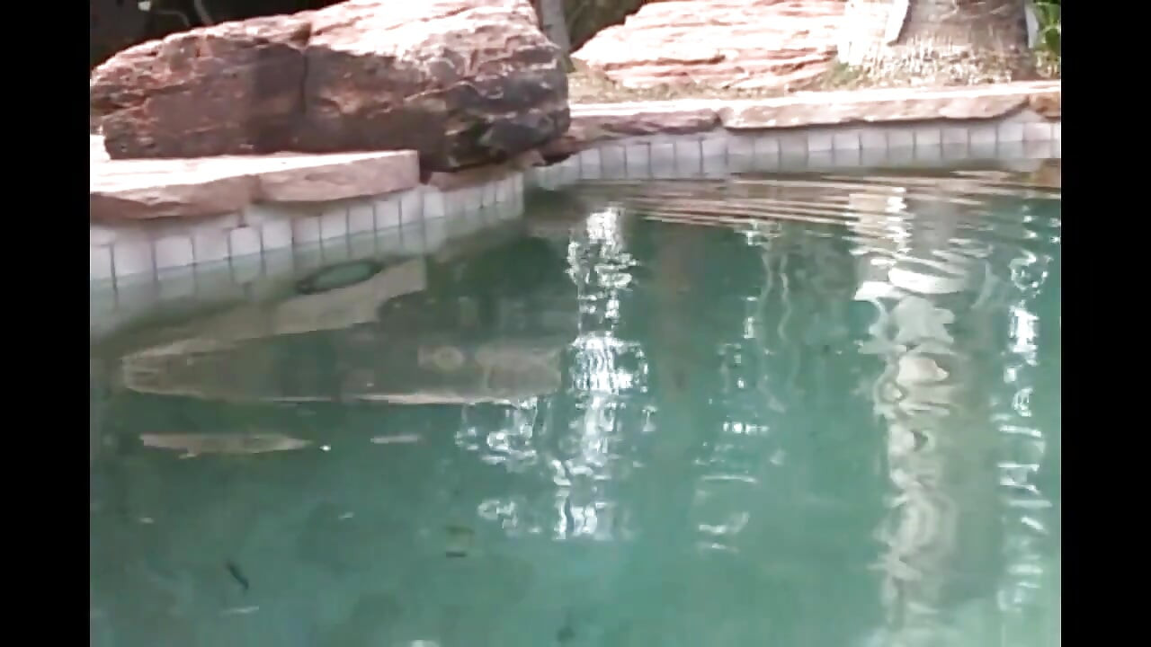 Si blonde panas dengan tetek besar mengambil zakar keras yang besar dari belakang