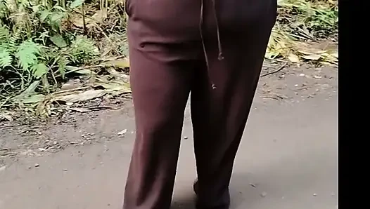 Stiefmutter im durchsichtigen T-Shirt, die sich öffentlich präsentiert.