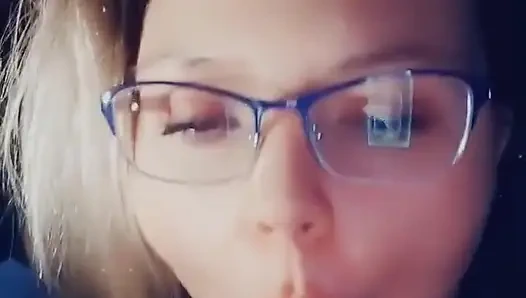 Er lutscht seinen schwanz während der arbeit, muss lutschen und arbeiten