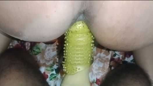 Жена трахается с усечками в большом презервативе, секс