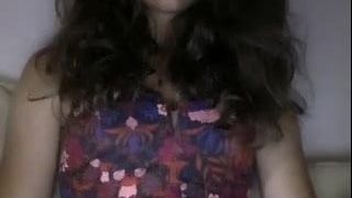 Garota sexy toca seus peitos e se masturba na cam