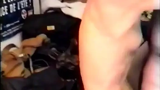Bir göletin kenarına bir yürüyüşçü yerleştiriyor ve sonunda onu sikiyor!