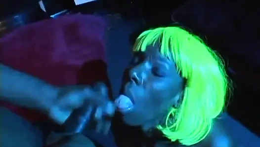 Model ebony yang menakjubkan dengan rambut kuning mendapat kontol di dalam lubangnya selama pesta