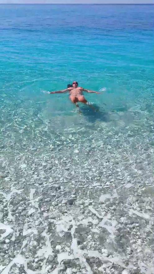 Seksi çıplak vücudum çıplak yüzüyor