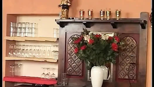 Azgın Alman sürtükler ateşli üçlü sikişte büyük yarağı paylaşıyor