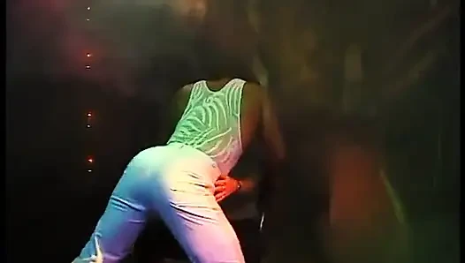 Kız dans ederken ıslanıyor