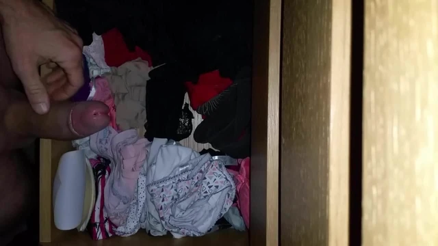 branle masturbation sur les sous vetements de ma colocataire