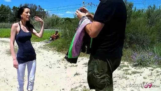 Magra adolescente Tania pega para primeira foda anal em uma praia pública por cara velho