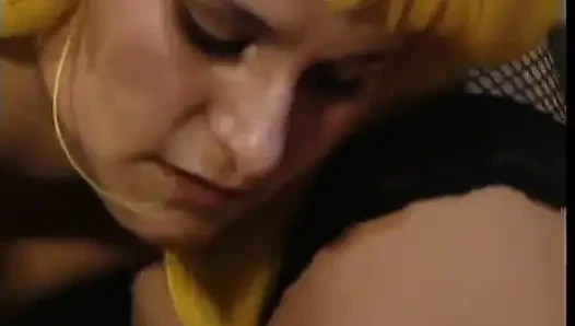 Sexy mädchen in farbenfrohen Perücken ficken sich gegenseitig mit spielzeug