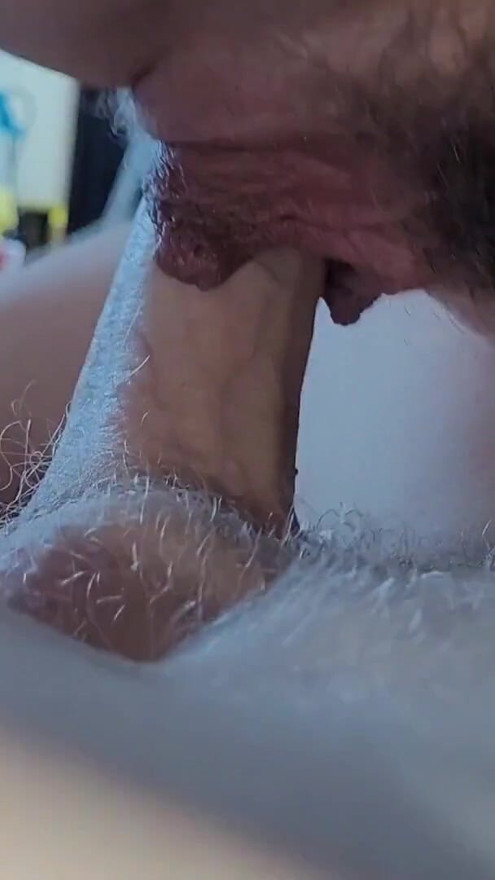 Em primeiro plano - sexo amadora de Munique com buceta peluda e lábios longos fode seu marido | Clipe 1