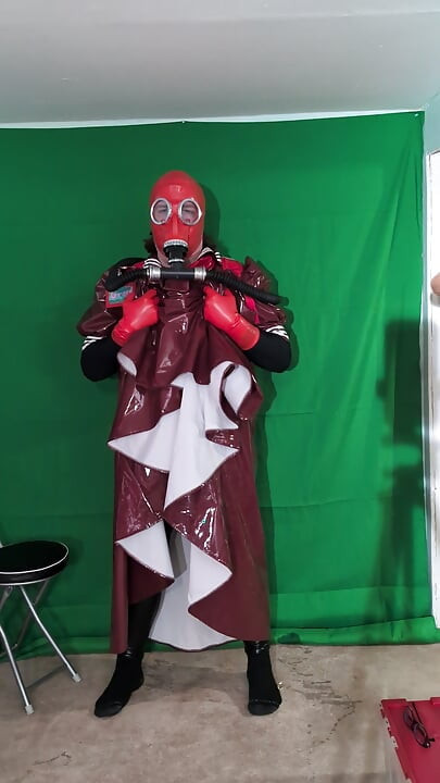 Gasmask ve balon şişesi sırt çantası, pvc liseli kız ve vibratör değnek