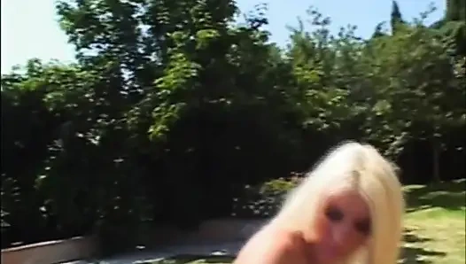 Orgie der versauten MILF von vielen schwarzen monster-schwänzen gefickt und in Bukkake bespritzt