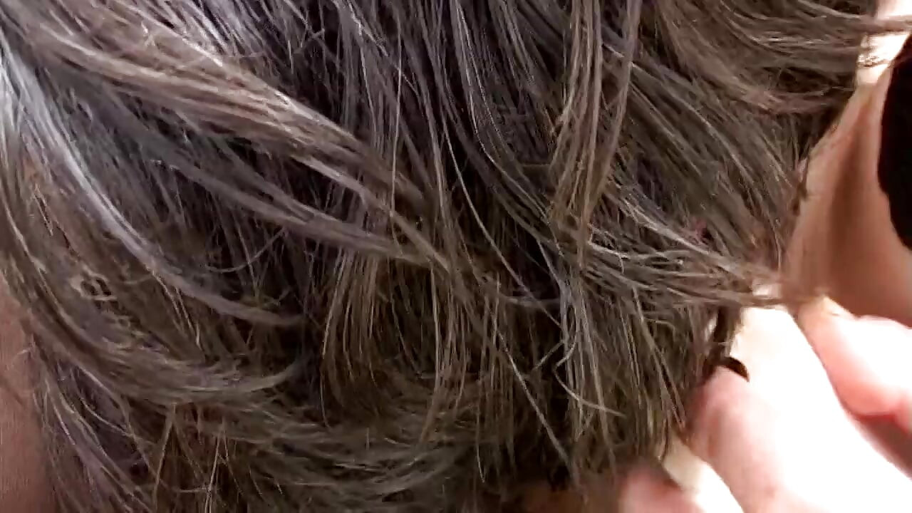 Pasangan sebenar kongkek menghadap kamera