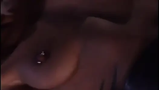 Dövmeli lezbiyen arabada dışarıda tekmeliyor - pirsingli orta yaşlı seksi kadın