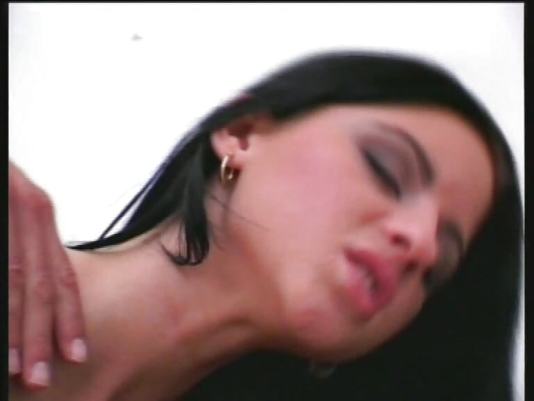 아름다운 갈색 머리의 달콤한 엉덩이를 위한 대물 자지