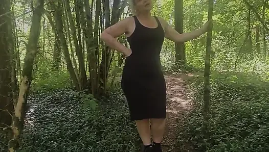 Ein Kleiner Spaziergang Im Wald Auf Der Suche Nach Einem Guten Schwanz Zum Entleeren
