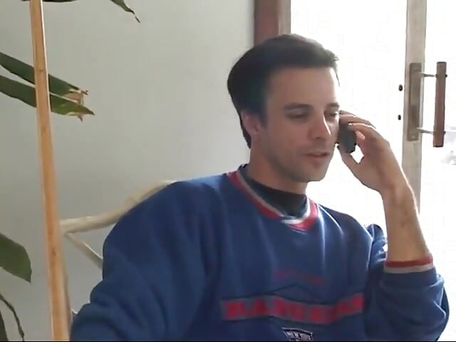 Plavokosa drolja ima trougao na svojim pičkama